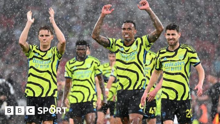 Arsenal stay in Premier League title race with Manchester United win