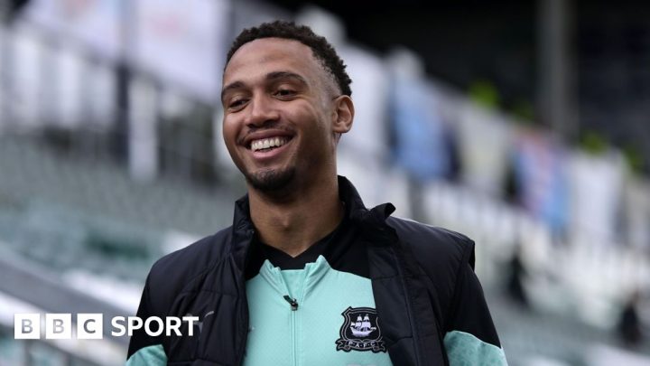 Plymouth Argyle: Brendan Galloway signs new deal until 2026