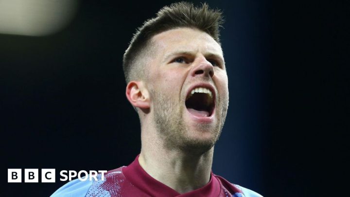 Johann Berg Gudmundsson: Midfielder rejoins Burnley on one-year deal