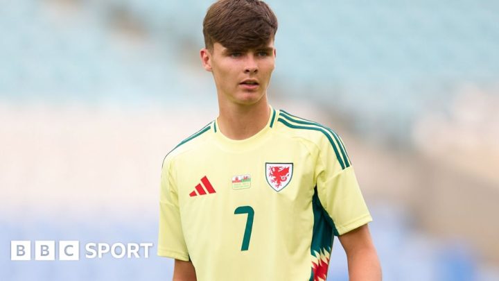 Charlie Crew: Leeds United midfielder signs new four-year deal