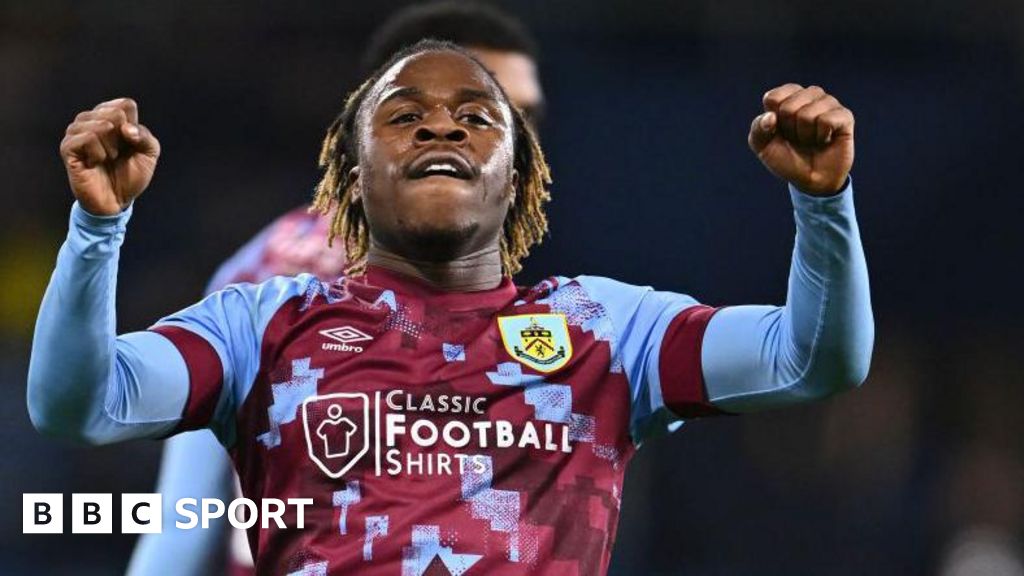 Michael Obafemi: Plymouth Argyle sign Burnley striker on loan Michael Obafemi: Plymouth Argyle sign Burnley striker on loan