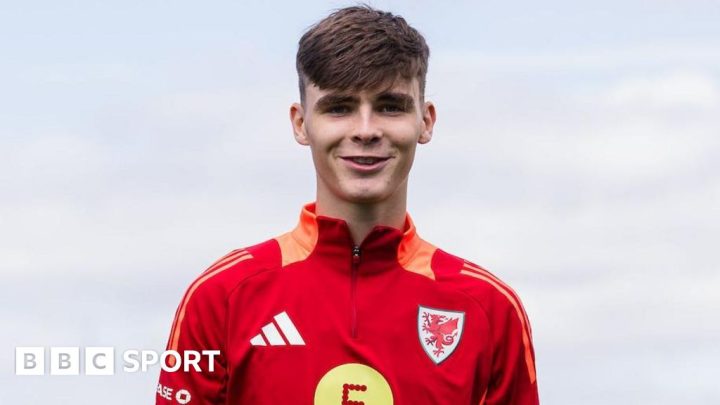 Charlie Crew: Leeds teenager added to Wales squad