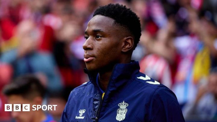 Dario Essugo: Chelsea agree £18.5m deal for Sporting midfielder
