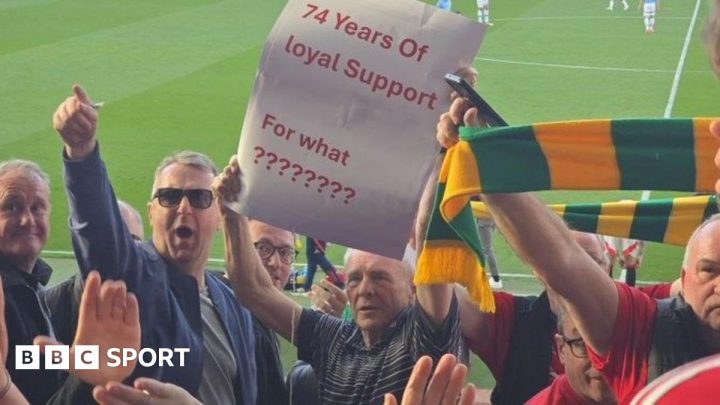 Man Utd fan protests: The 81-year-old fan being evicted from his seat