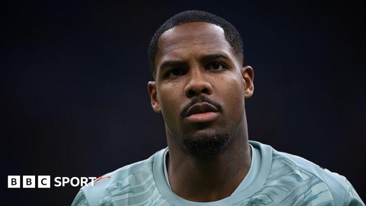 Mike Maignan: Chelsea in talks with AC Milan over France goalkeeper