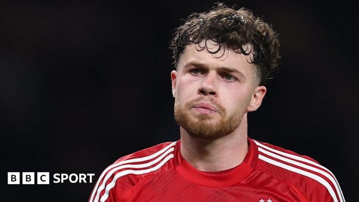 Neco Williams: Wales defender extends contract at Nottingham Forest