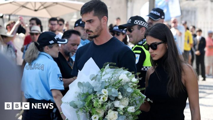 Crowds mourn Liverpool star Jota in his Portuguese hometown