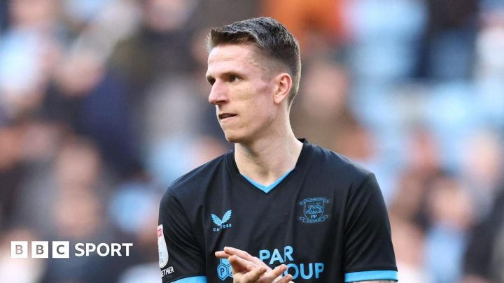 Emil Riis Jakobsen: Bristol City sign former Preston forward