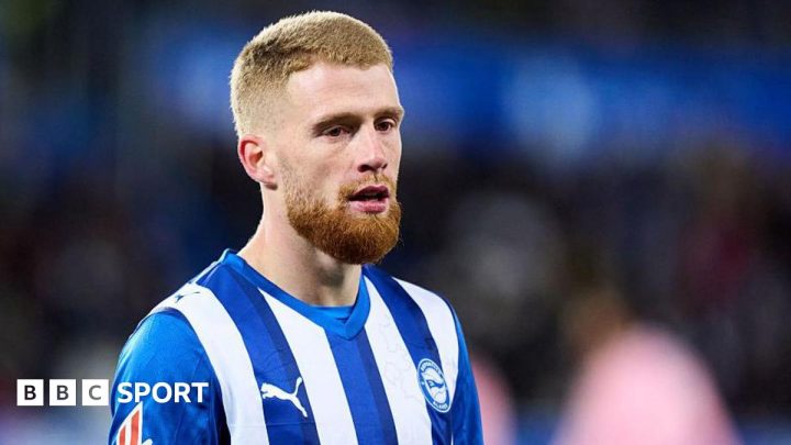 Carlos Vicente: Birmingham City sign Deportivo Alaves winger for undisclosed fee