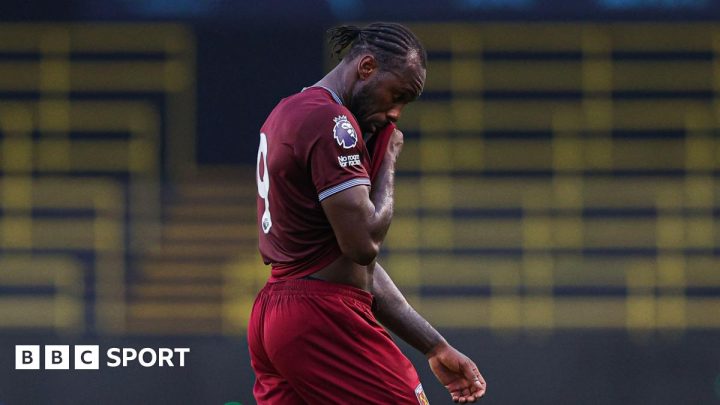 Michail Antonio: Former West Ham forward suffers injury to end hope of Leicester City deal