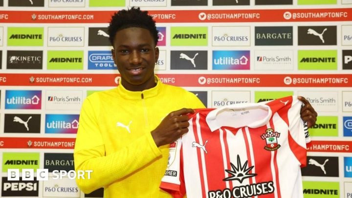 Issa Tounkara: Southampton sign young Mail midfielder to academy