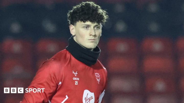 Jamie Pardington: Lincoln City goalkeeper signs new deal
