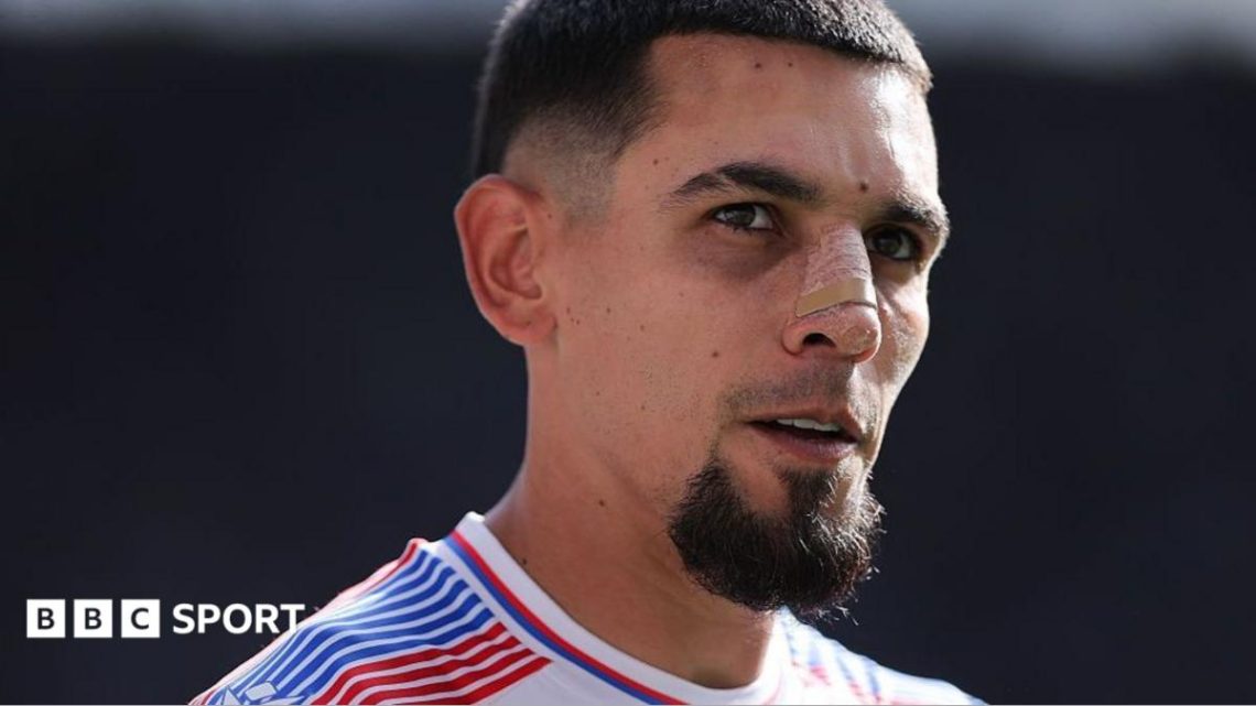 Daniel Munoz: Nottingham Forest agree deal to sign Crystal Palace defender