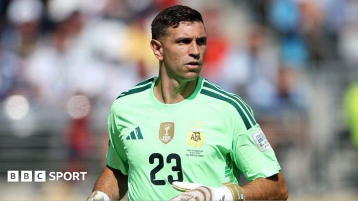 Emi Martinez transfer news: Chelsea in contact over move for Aston Villa goalkeeper