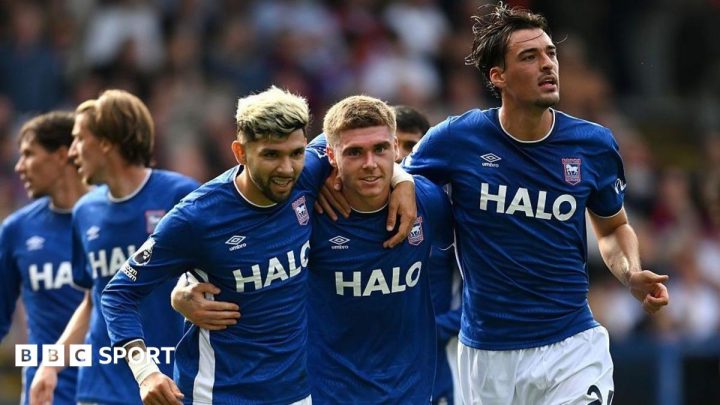 Ipswich score late to defeat 10-man Crystal Palace