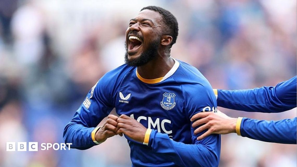 Everton 2-2 Man Utd: Ainsley Maitland-Niles scores stoppage-time equaliser on debut