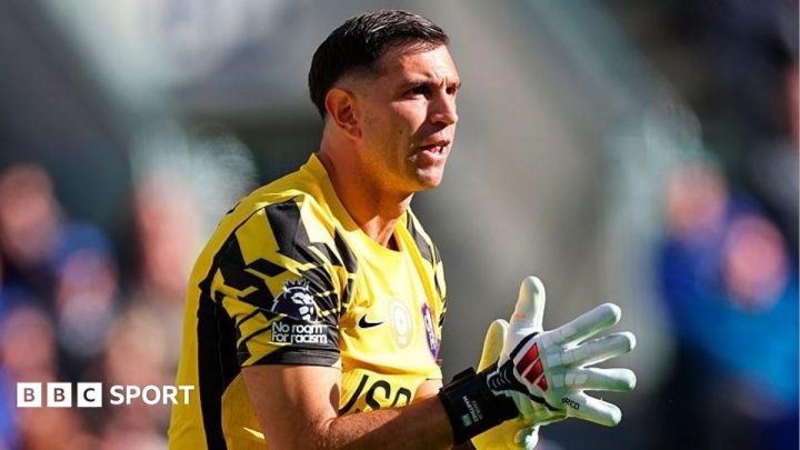 Emi Martinez injury mars first Chelsea clean sheet in nine months