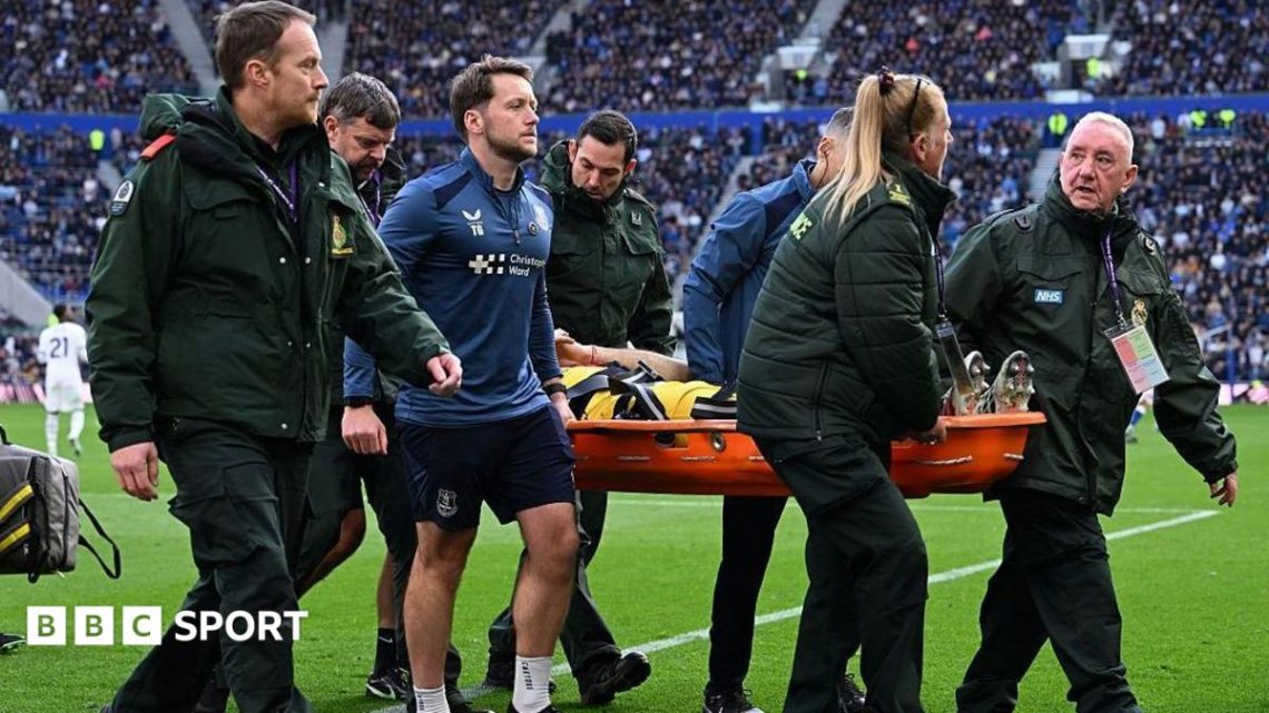 Everton 0-2 Chelsea: Emiliano Martinez head injury worry as Pedro Neto goals earn Premier League win Everton 0-2 Chelsea: Emiliano Martinez head injury worry as Pedro Neto goals earn Premier League win